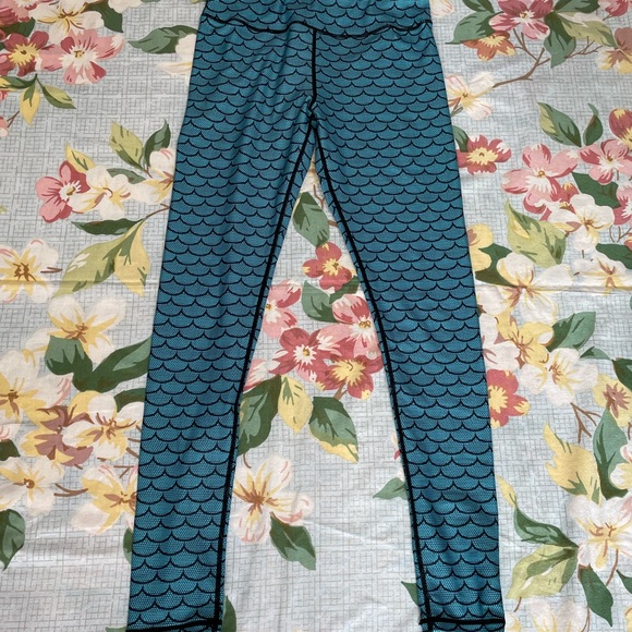 Pants - Mermaid Scallop Running Yoga Leggings NWOT
